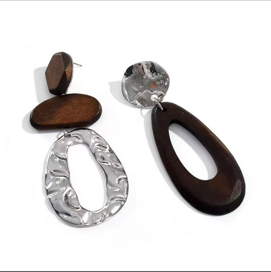Boucle d’Oreilles Longue Asymétrique en Bois Vintage et Métal
