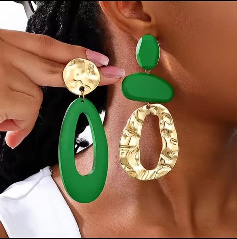 Boucle d’Oreilles Longue Asymétrique en Bois Vintage et Métal